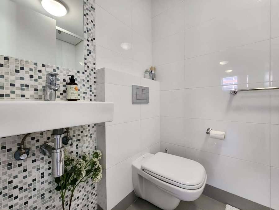 1 Bedroom Property for Sale in Vredehoek Western Cape